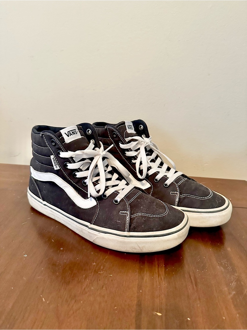 Vans Women’s High Top Sneakers in Black Sz 10